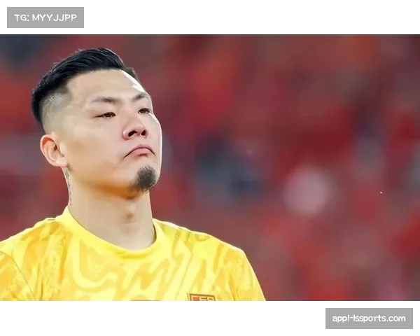 特写：泰山门将王大雷多次神扑后，向客队看台鼓掌致意