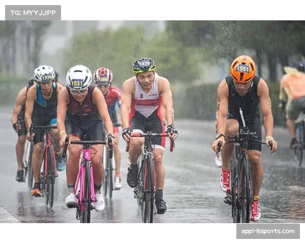 冲线时刻：父亲车手与在现场观赛的幼子共同庆祝胜利