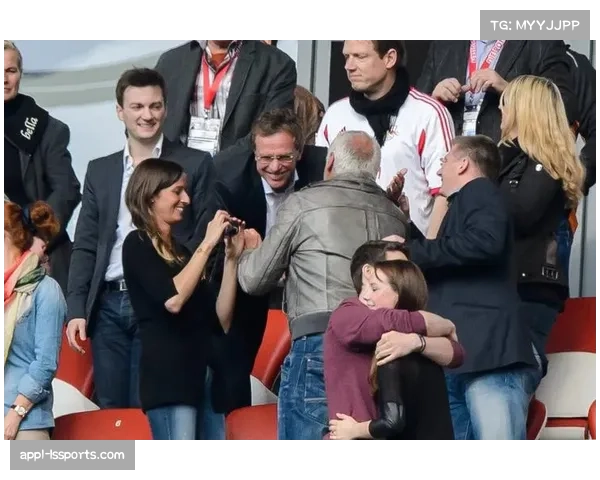 马赛与雷恩赛前为去世的俱乐部名宿举行默哀仪式